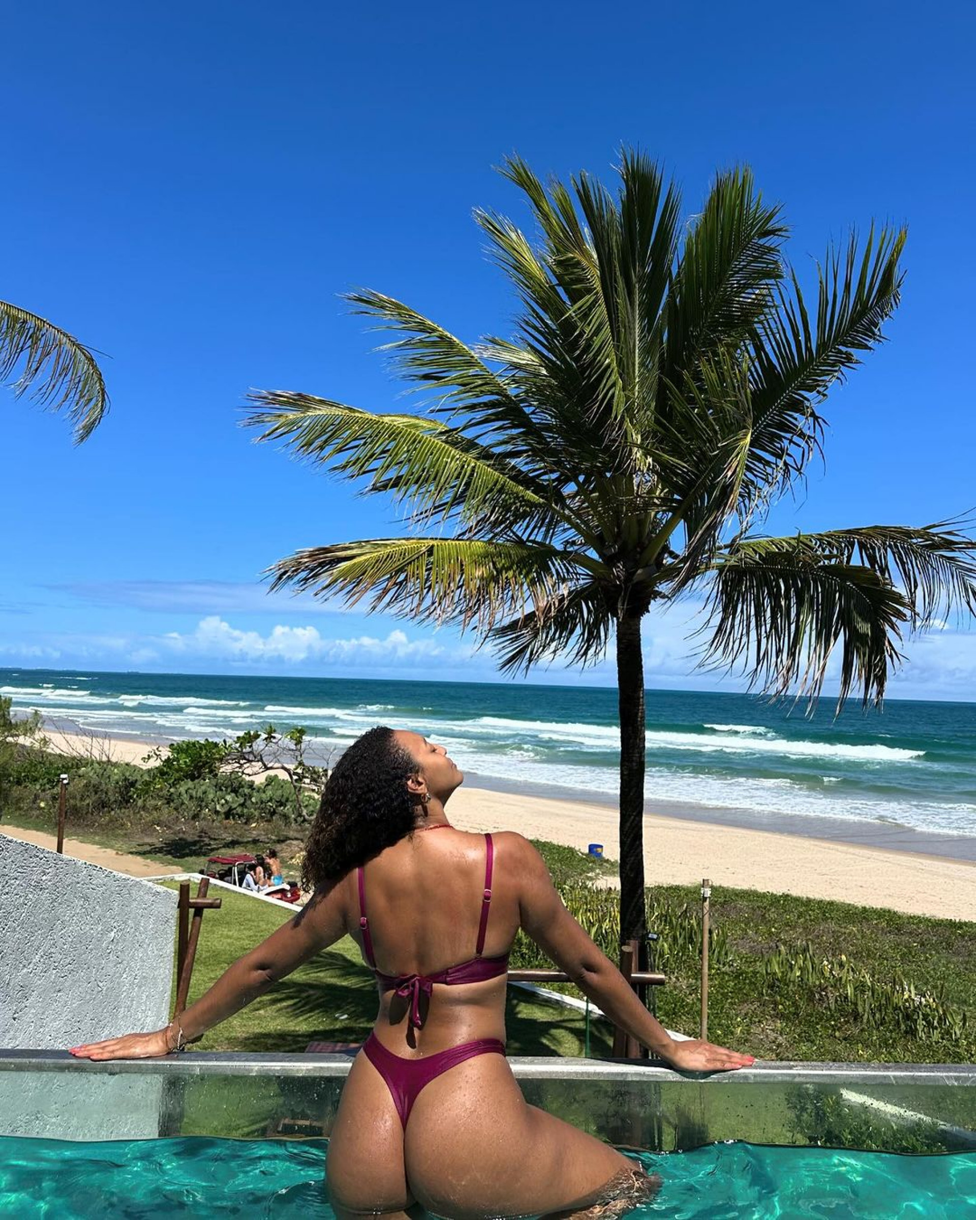 Sheron Menezes exibe bumbum de fio-dental após pedido de fã