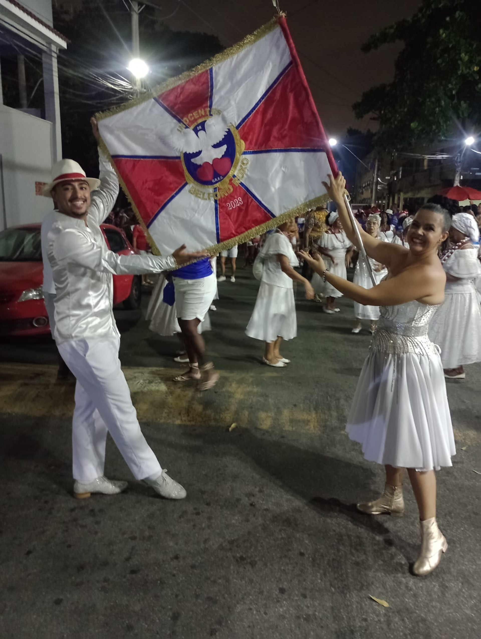 Casais de mestre-sala e porta-bandeira tamb&eacute;m estiveram no ensaio de rua - Divulga&ccedil;&atilde;o