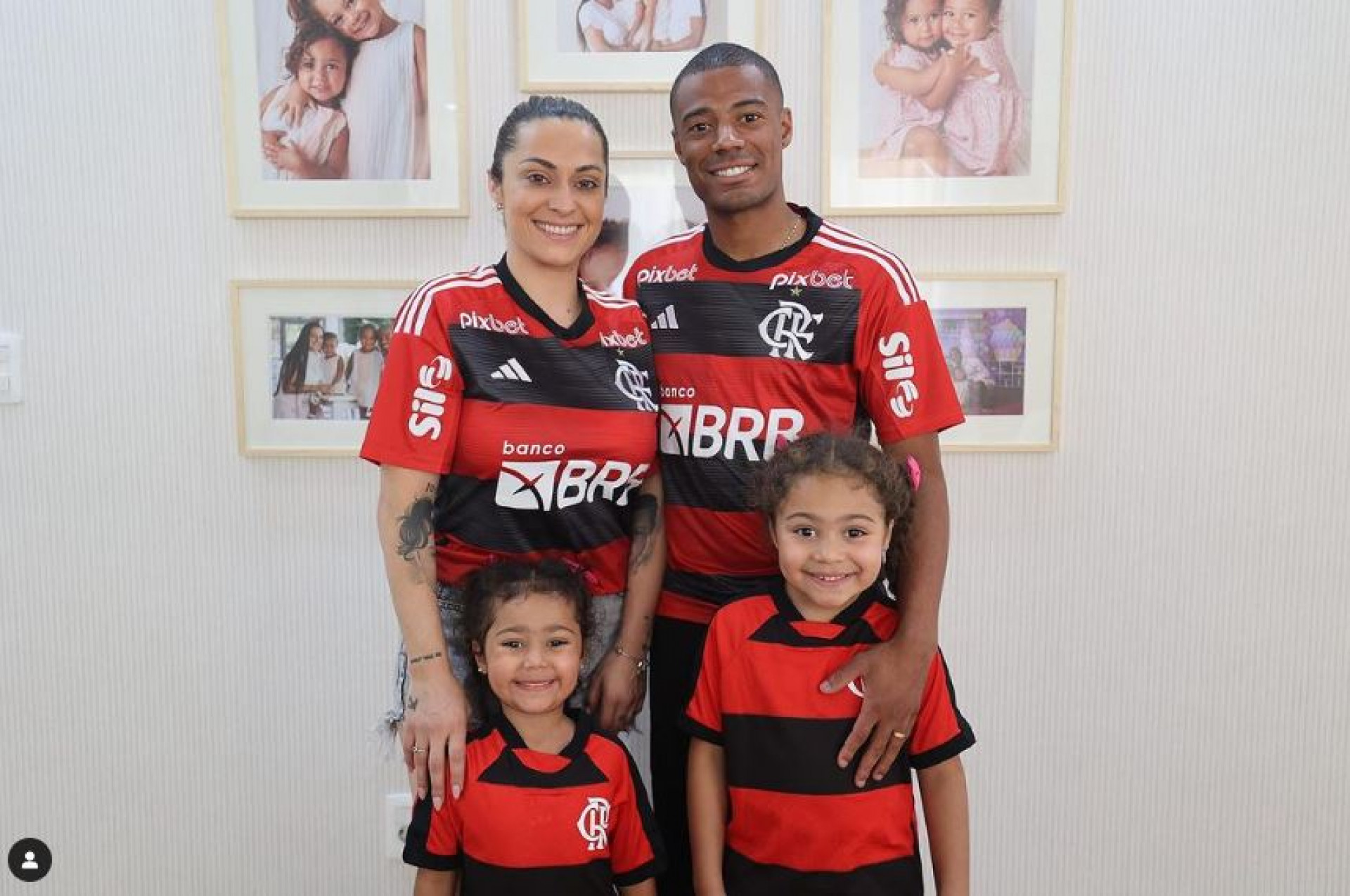 Nicolas De La Cruz posa com a família com o manto do Flamengo - Reprodução Instagram