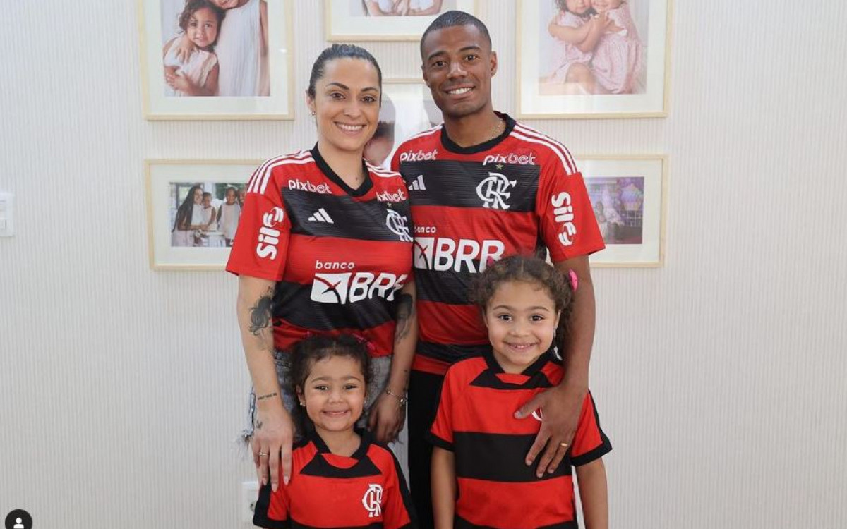 Nicolas De La Cruz posa com a família com o manto do Flamengo
