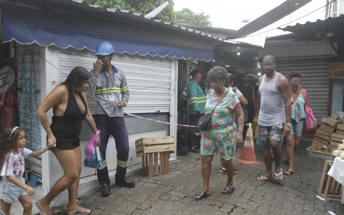 Equipes da &aacute;guas do Rio tralham ap&oacute;s rompimento da adutora na Pavuna - Marcos Porto/Ag&ecirc;ncia O Dia