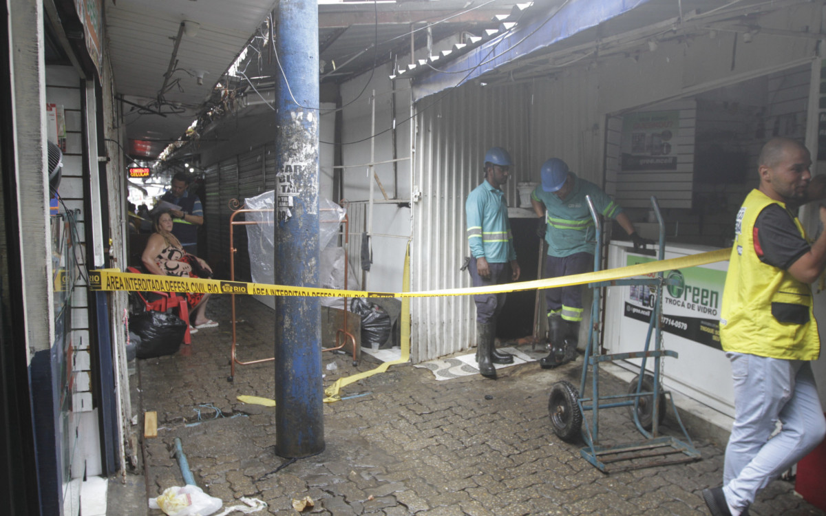 Equipes da &aacute;guas do Rio tralham ap&oacute;s rompimento da adutora na Pavuna - Marcos Porto/Ag&ecirc;ncia O Dia