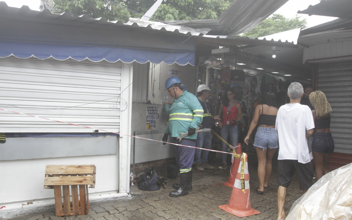 Equipes da águas do Rio tralham após rompimento da adutora na Pavuna - Marcos Porto/Agência O Dia