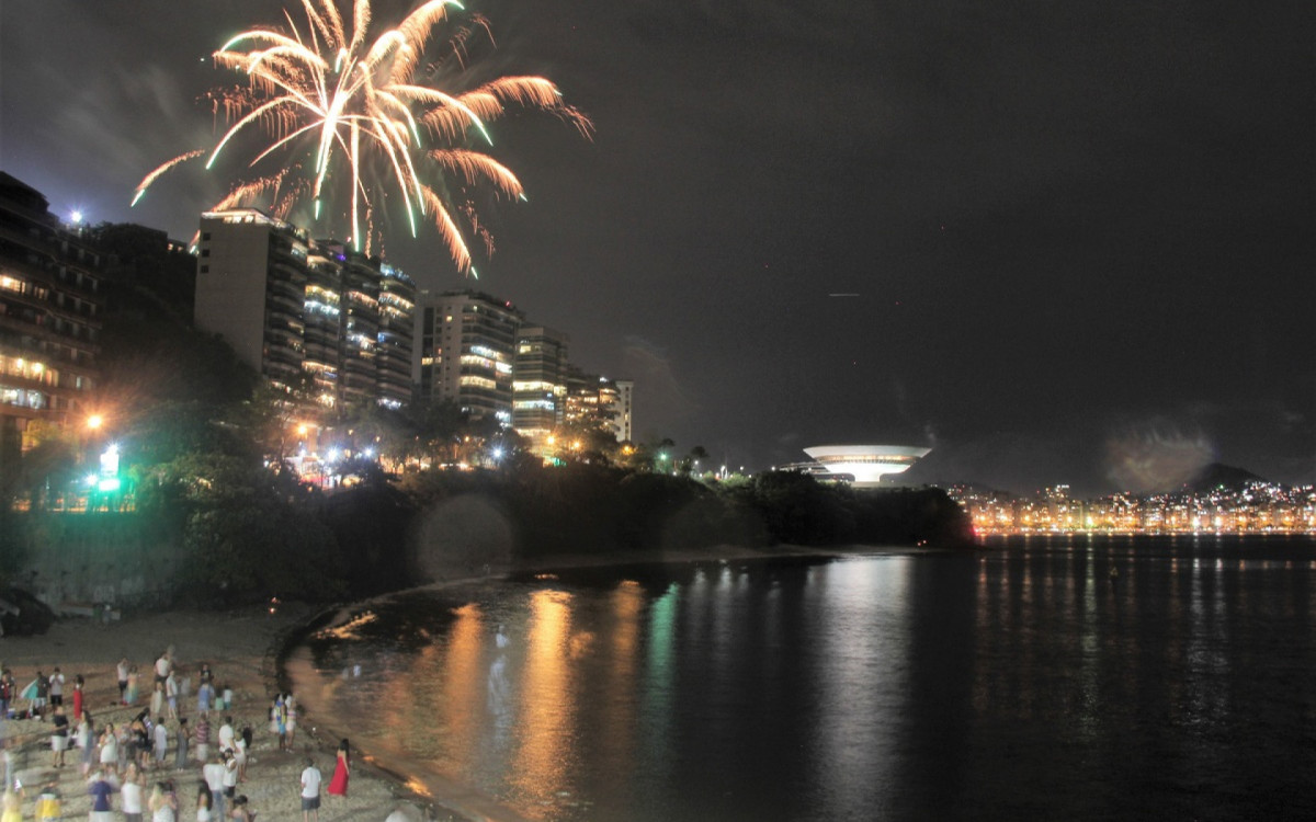 Réveillon em Icarai: baixos estampidos