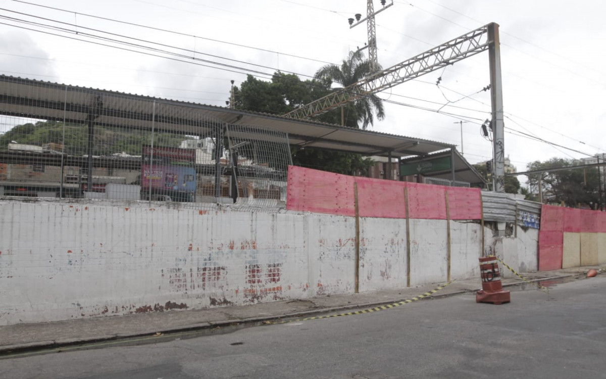 Muro onde trem descarrilou recebeu tapumes neste sábado (30) - Marcos Porto/Agência O DIA