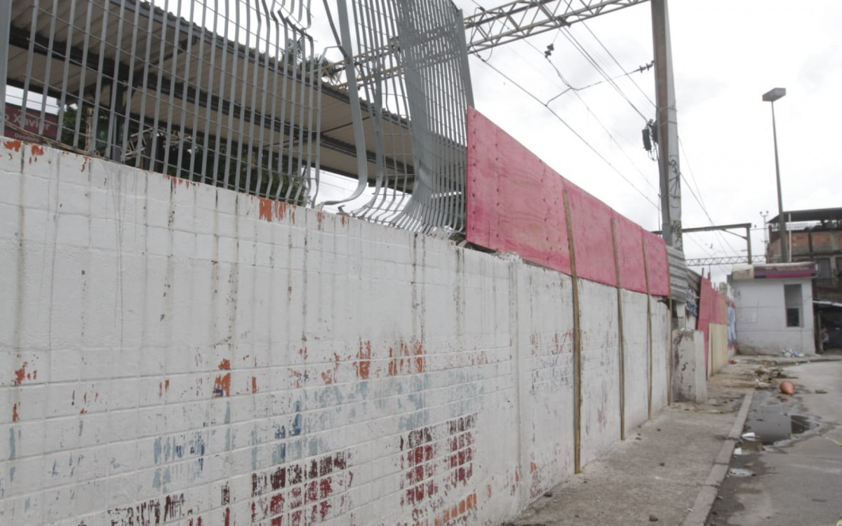Muro onde trem descarrilou recebeu tapumes neste sábado (30) - Marcos Porto/Agência O DIA