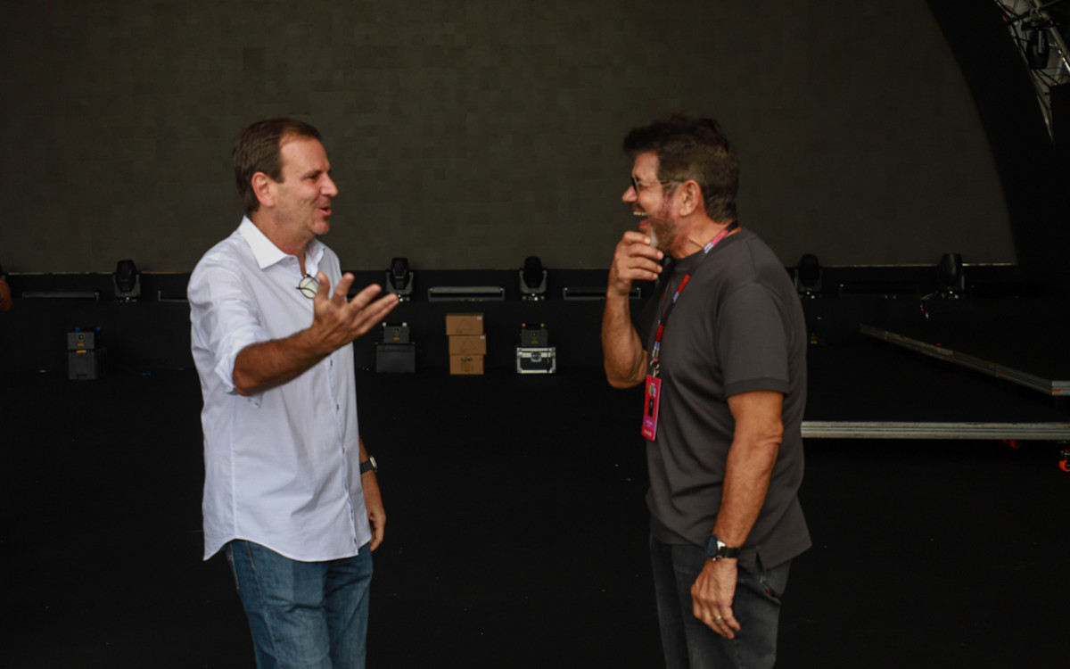 Prefeito Eduardo Paes, confere os últimos detalhes da montagem da infraestrutura para o Réveillon 2024 na praia de Copacabana. Neste sábado (30)