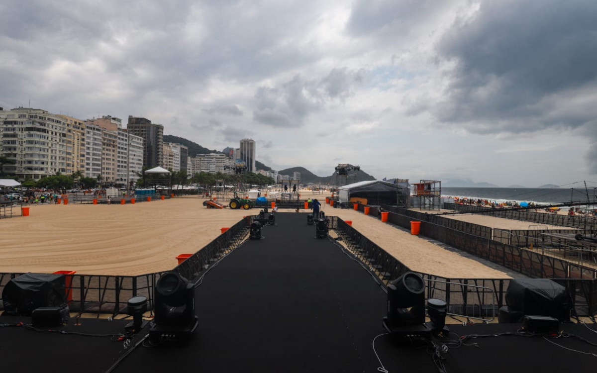 Palcos do Réveillon em Copacabana já estão montados