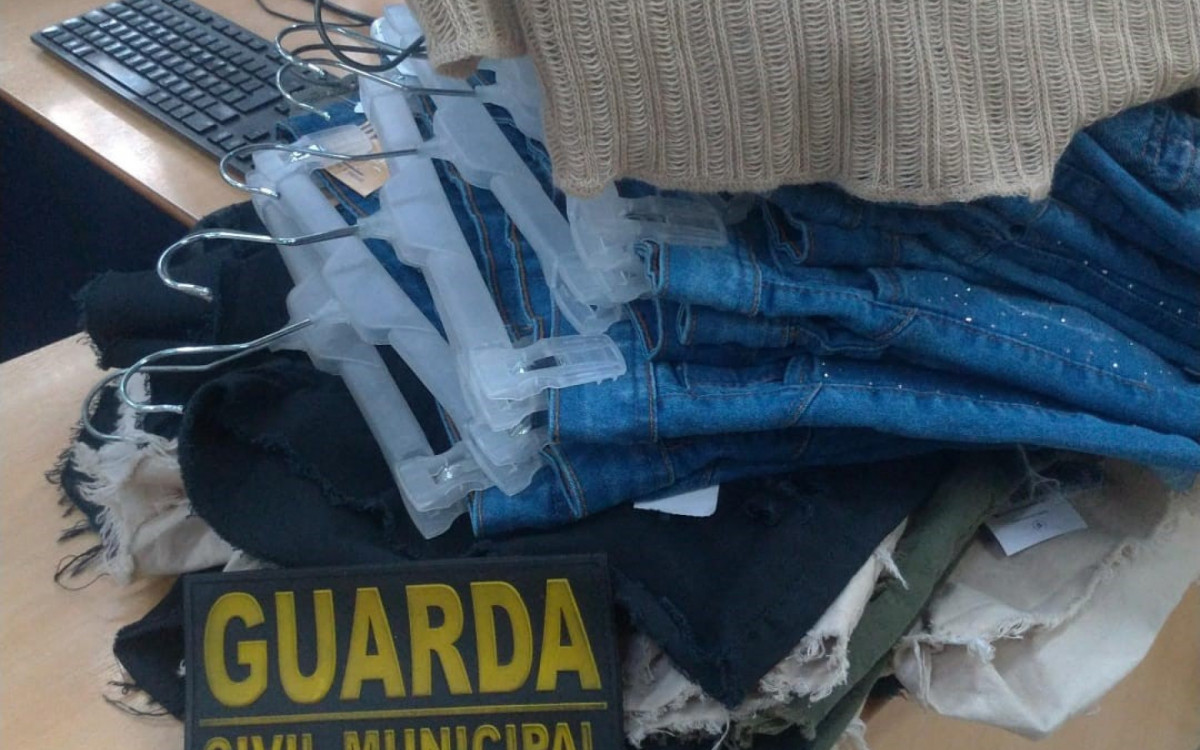 As roupas apreendidas com as ladras pela Guarda Civil Municipal de Nilópolis