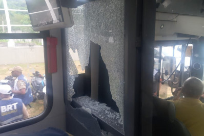 Homem vandaliza BRT e acaba preso