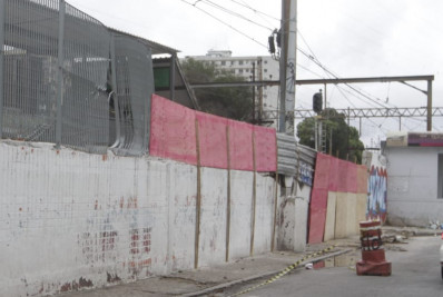 Muro destruído após trem descarrilar na Zona Norte recebe tapumes