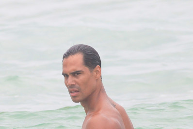 Micael Borges, de 'Fuzuê', curte dia de praia no Rio