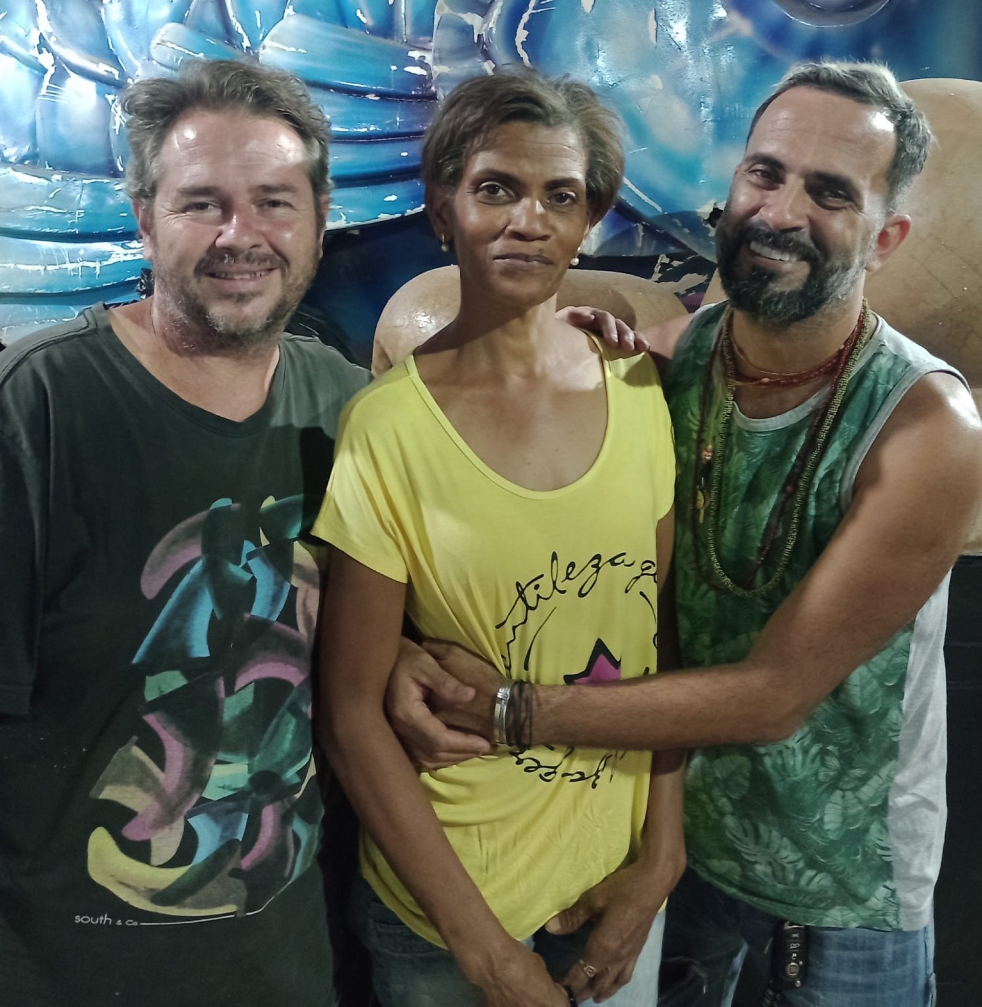 A diretora Sandra Dinha (centro) com os carnavalescos Cristiano Bara (D) e Marco Falleiros (E) - Divulgação