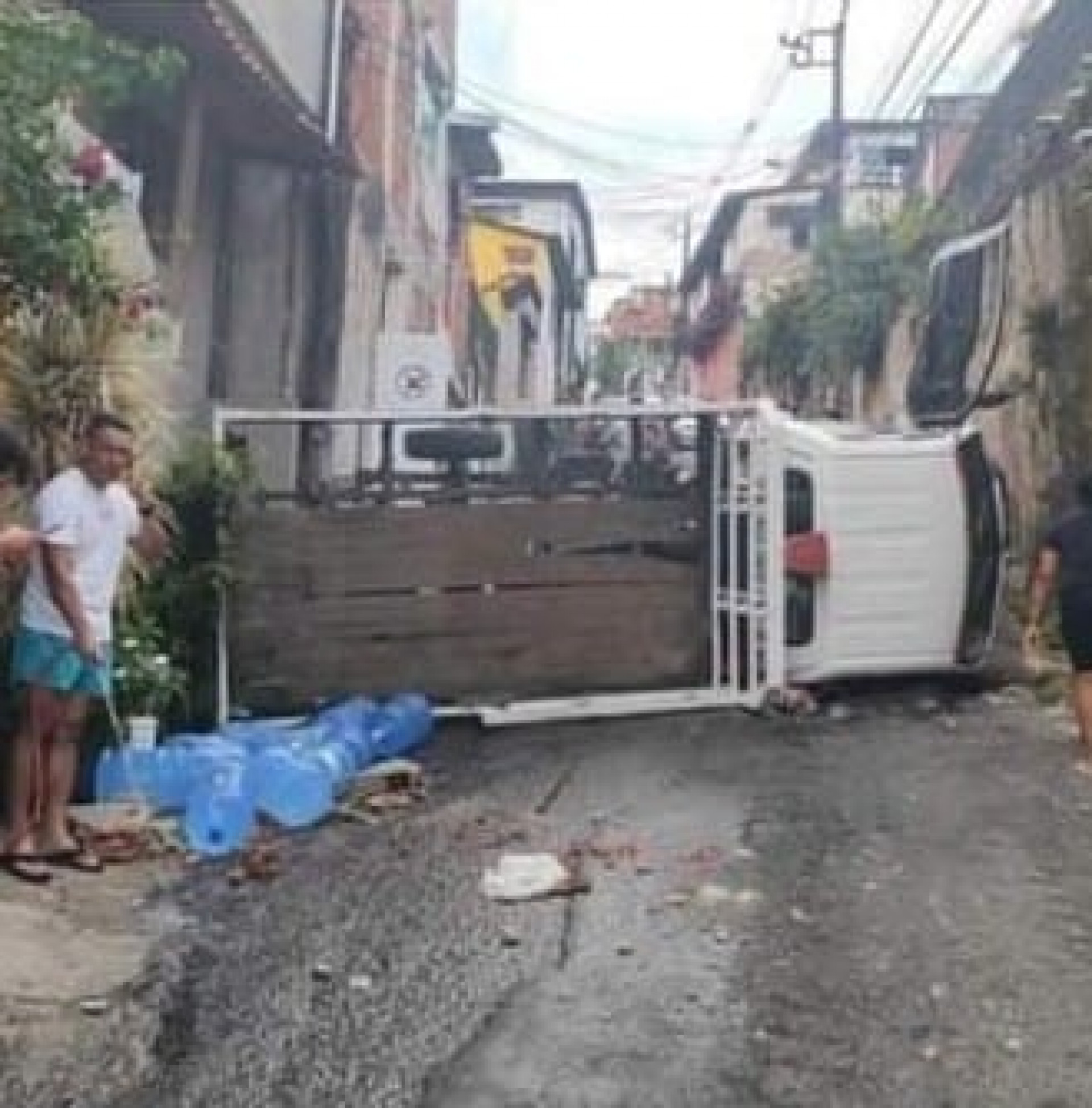 Caminhão de gás capota no morro da Constância, localizado à beira da Rio-Santos no bairro do Frade e atinge parte de uma residência, só o motorista teve ferimentos leves