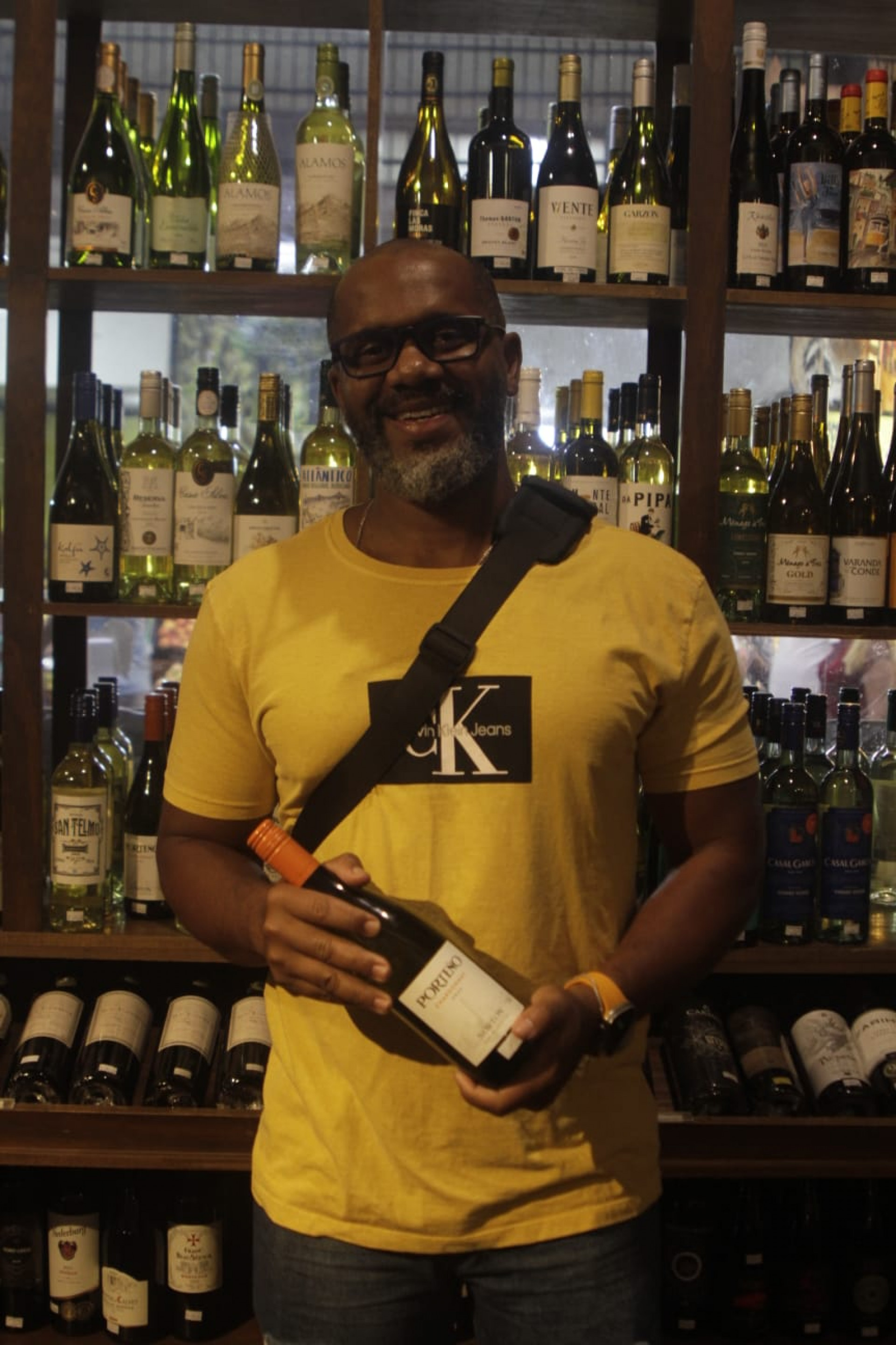 Marco Aurélio comprou um vinho chileno para a virada de ano - Marcos Porto / Agência O Dia