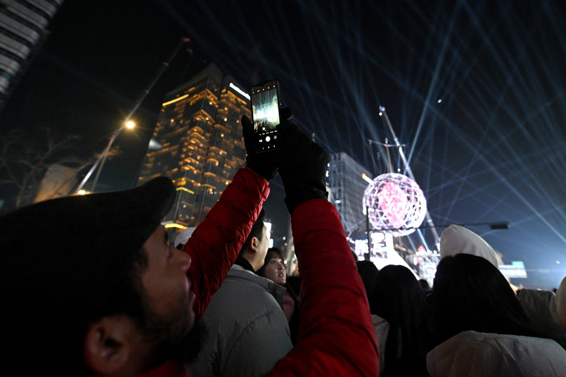Sul-coreanos durante a celebração de ano novo neste domingo, 31 - Jung Yeon-JE/AFP