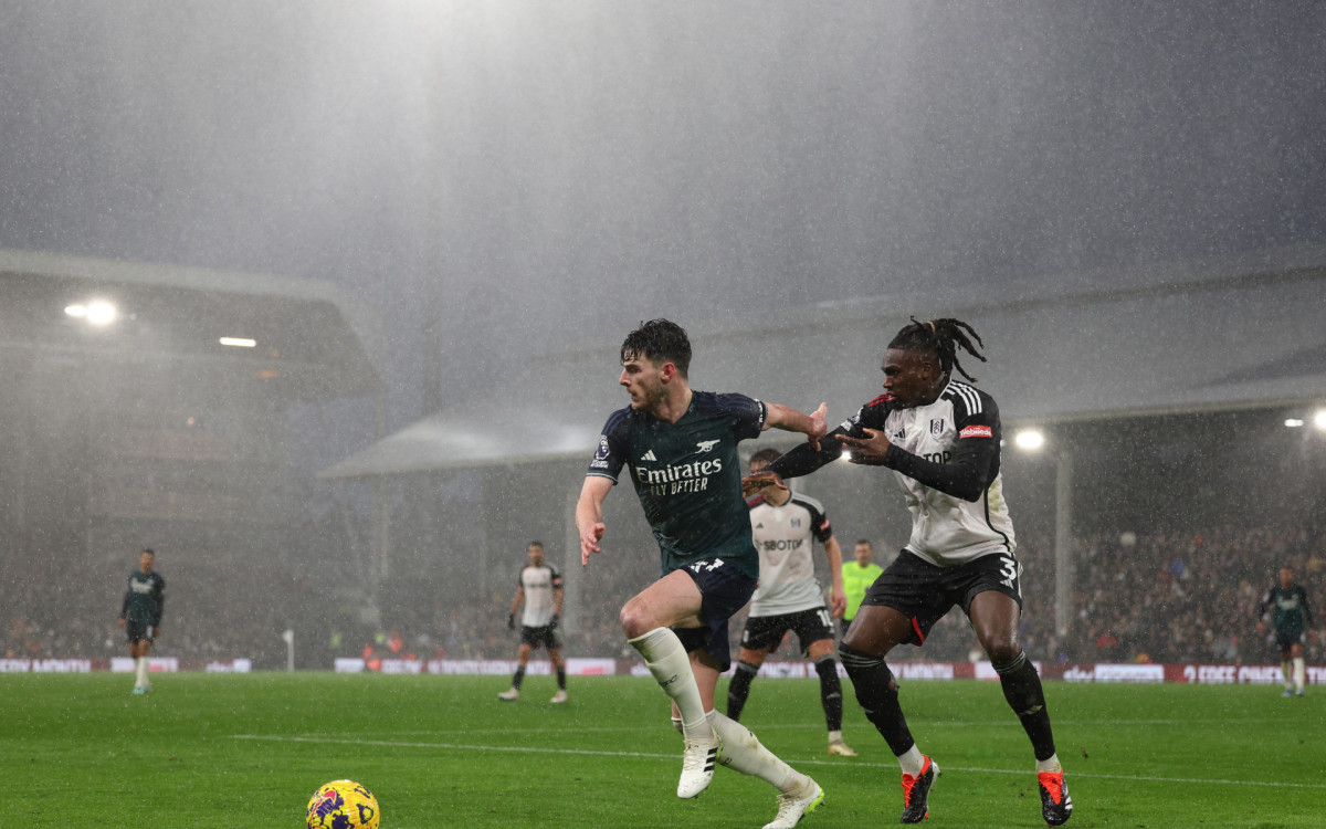 Declan Rice, do Arsenal, disputando jogada com Calvin Bassey, do Fulham