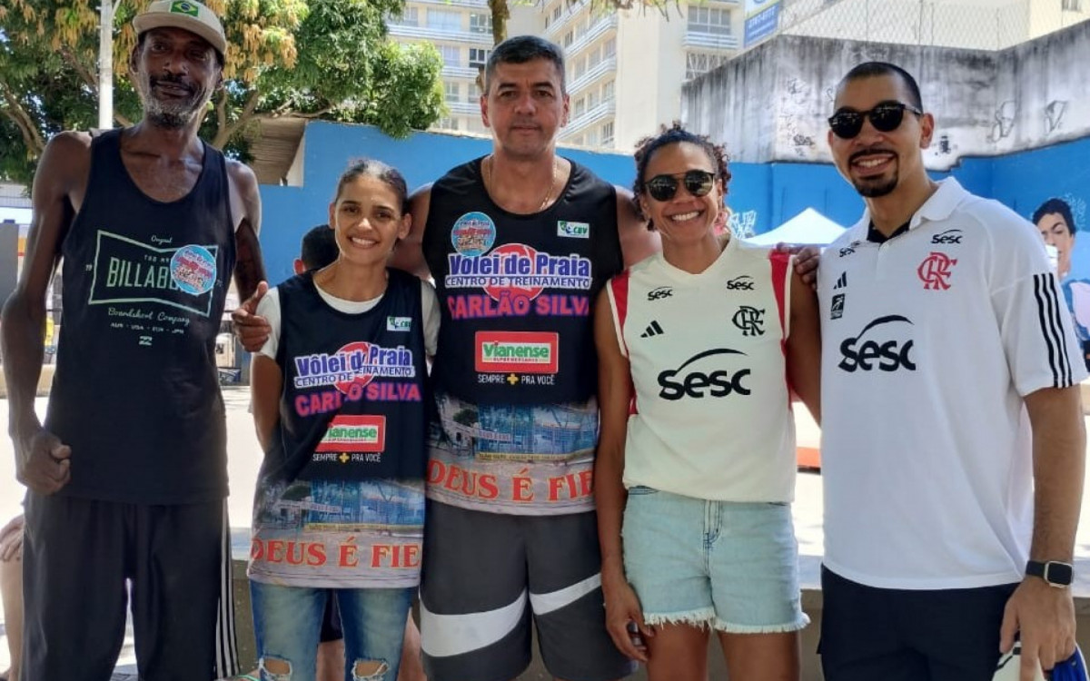 Carlão Silva (ao centro), com a jogadora do Flamengo e da Seleção Brasileira Juciely, na comemoração na Praça do Skate
