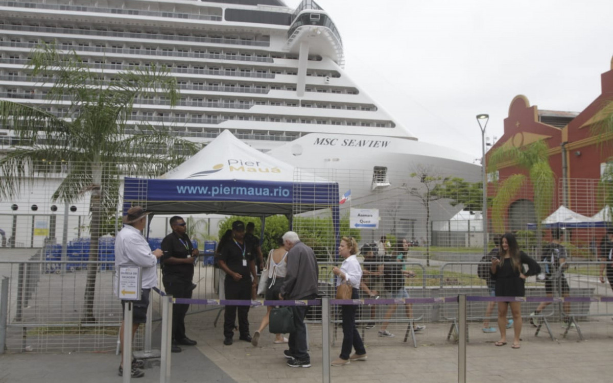 Fila de embarque para passageiros de cruzeiros atracados no Píer Mauá, neste domingo (31), véspera de Ano Novo