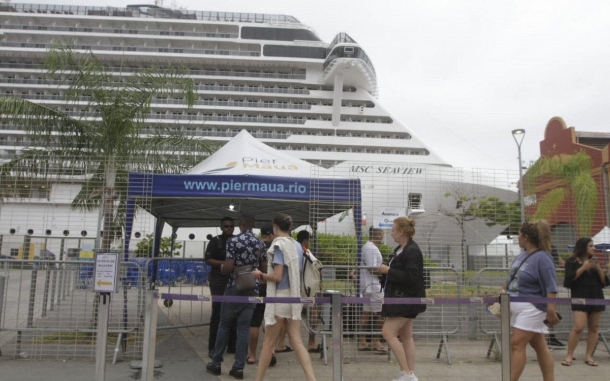 Fila de embarque para passageiros de cruzeiros atracados no Píer Mauá, neste domingo (31), véspera de Ano Novo