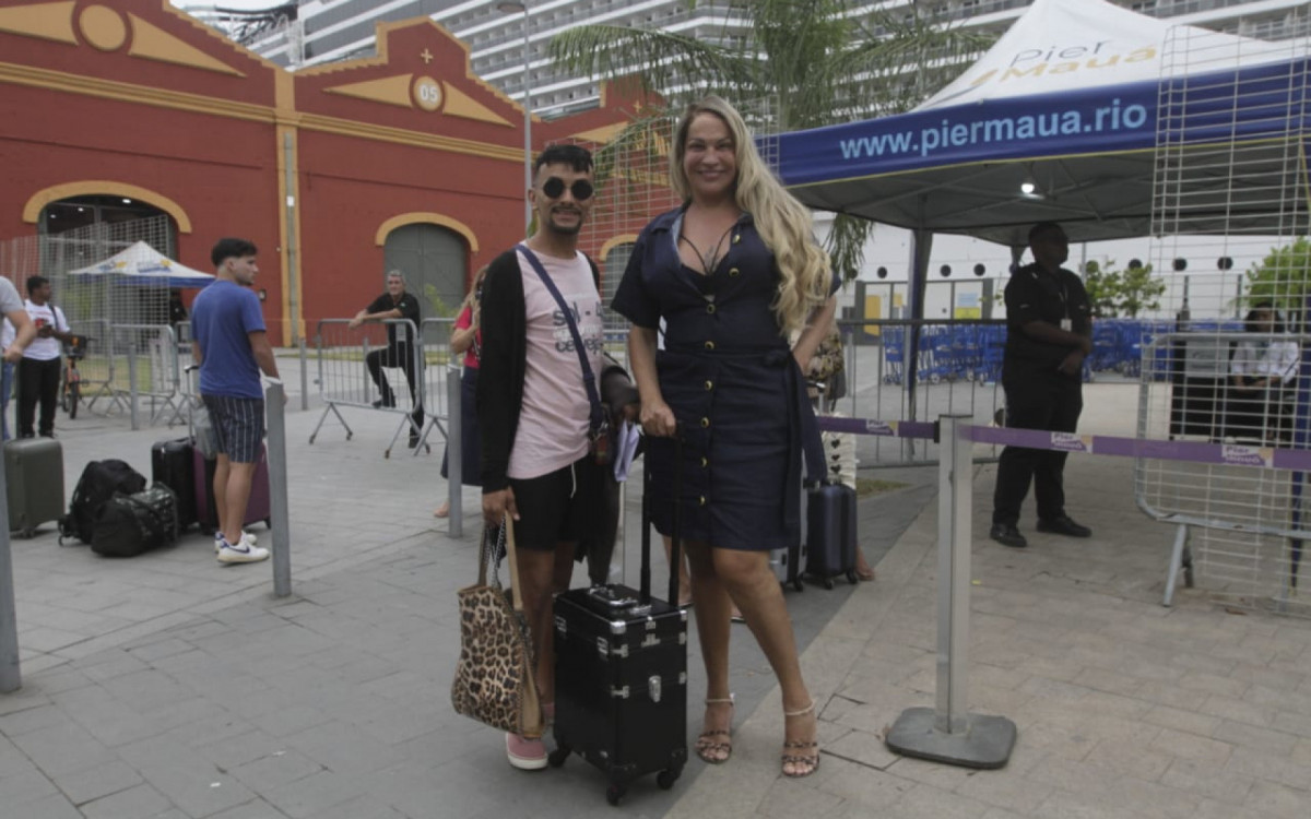 A professora e empresária Samantha Fernandez, de 51 anos, ao lado dos amigos 