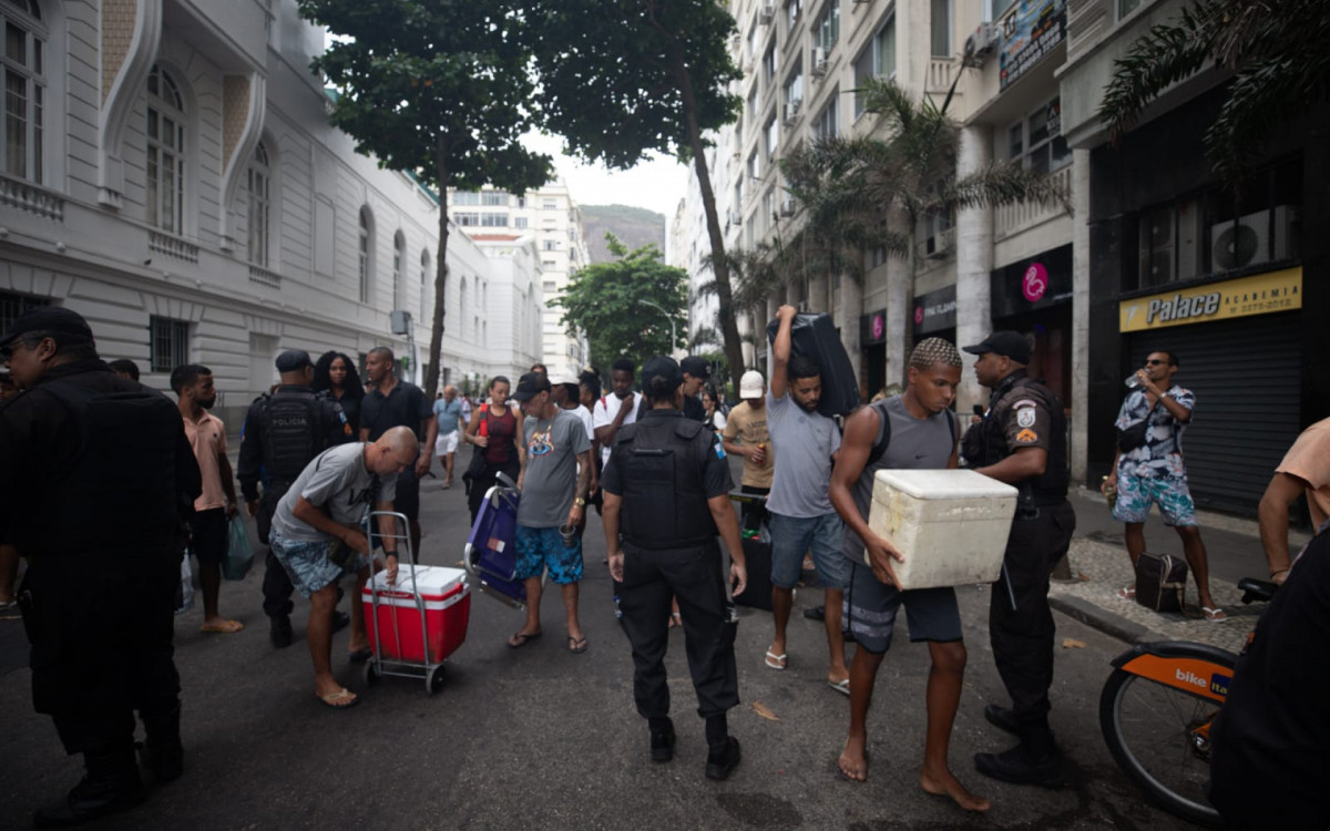 PMs fazem revistas em pertences da população que tenta acessar Praia de Copacabana para a festa de Ano Novo