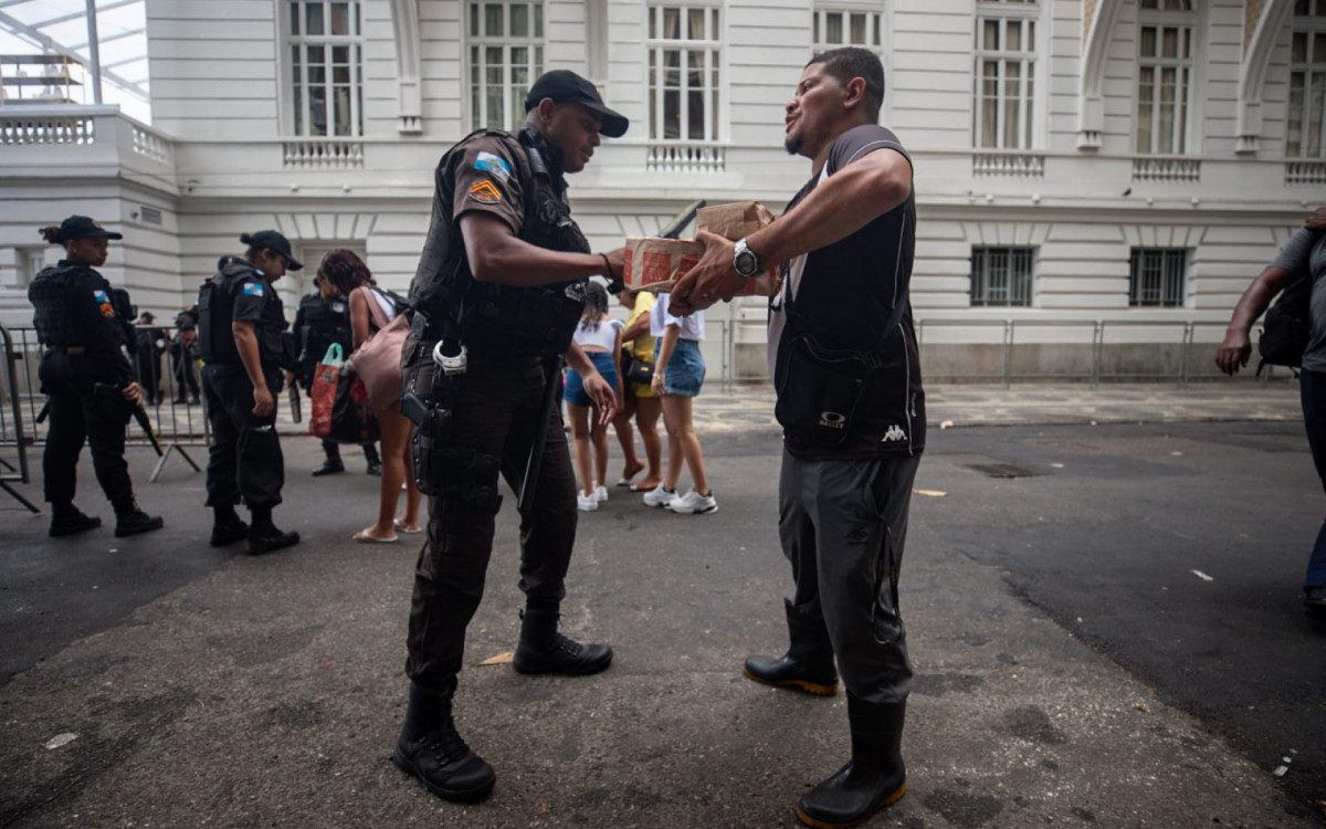 PMs fazem revistas em pertences da população que tenta acessar Praia de Copacabana para a festa de Ano Novo