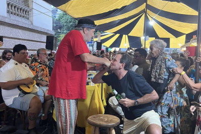 Às vésperas do Réveillon, Eduardo Paes aproveita roda de samba no Centro