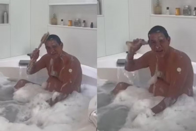 Zeca Pagodinho toma banho de sais para limpar as energias para 2024: 'Xô, urucubaca' 
