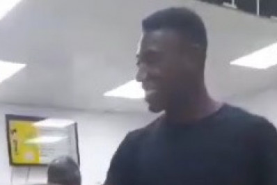 Vídeo! Zagueiro do Vasco presenteia filho de funcionário de supermercado com videogame