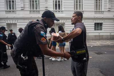 Réveillon 2024: Bloqueios em acessos à Praia de Copacabana têm revistas e detectores de metal