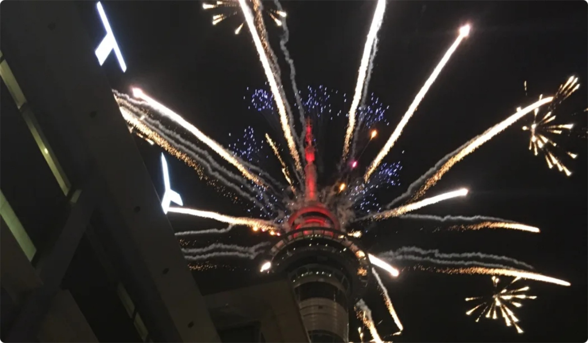 Queima de fogos na Sky Tower, a maior torre da Nova Zelãndia, para celebrar a chegada de 2024 - Reprodução/Sky News
