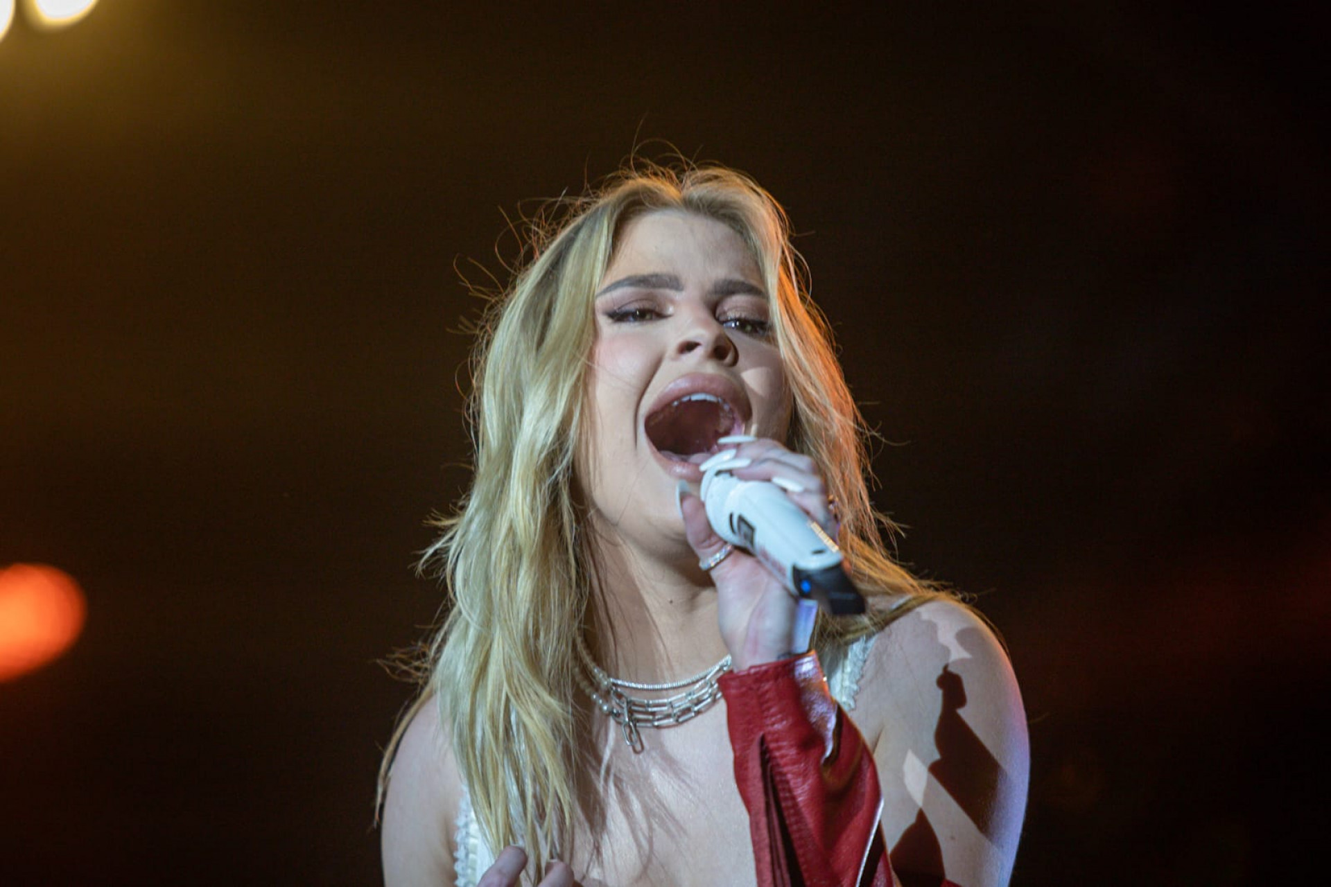 Como vem fazendo nos últimos meses, Luísa Sonza cantou o sucesso 