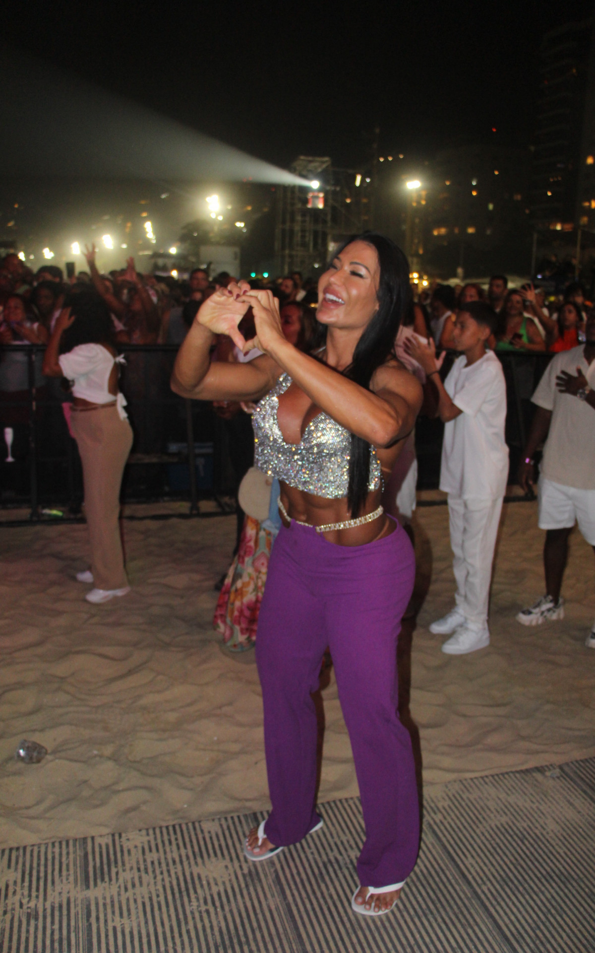 Belo se declara para Gracyanne Barbosa durante Réveillon de Copacabana