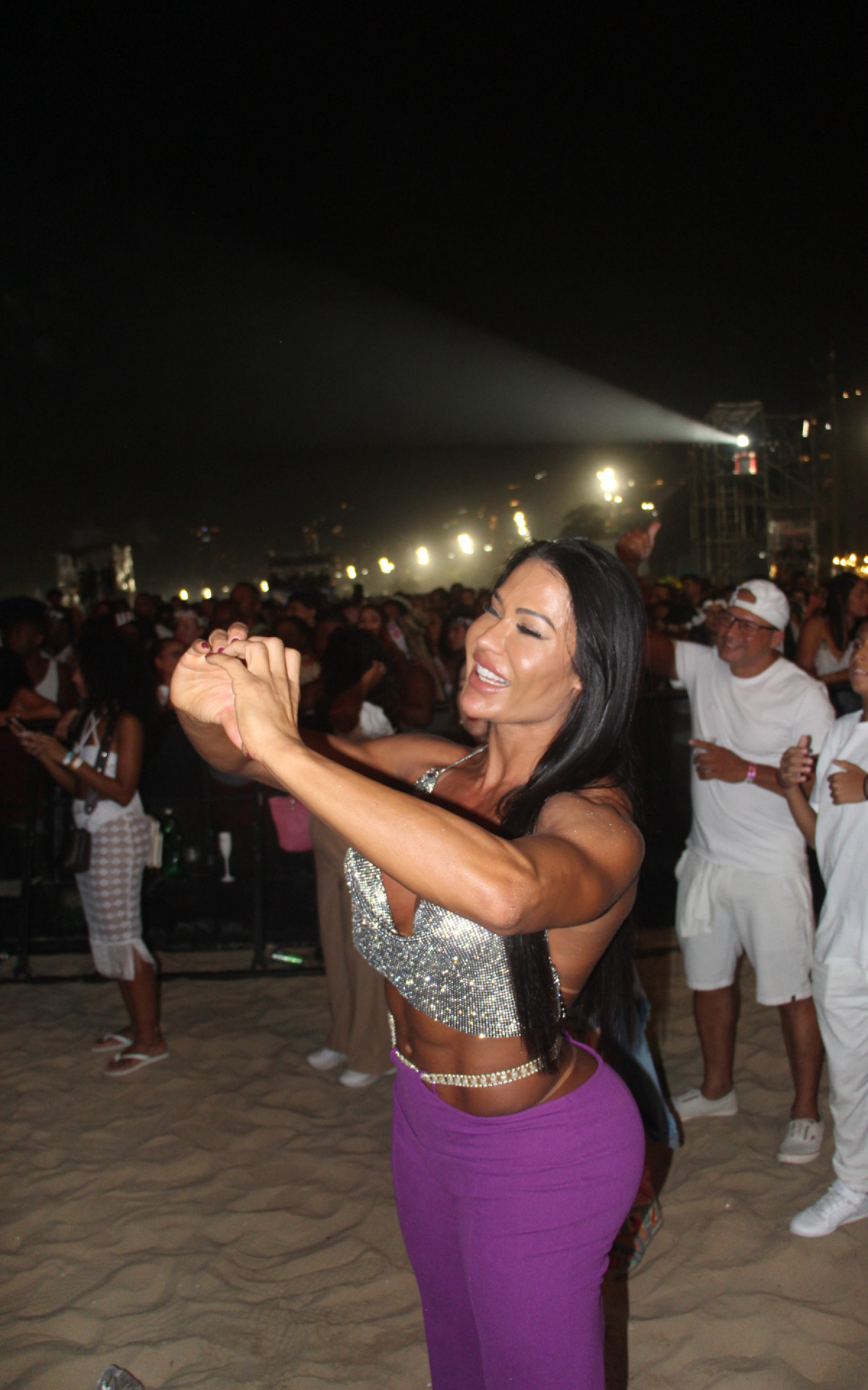 Belo se declara para Gracyanne Barbosa durante Réveillon de Copacabana