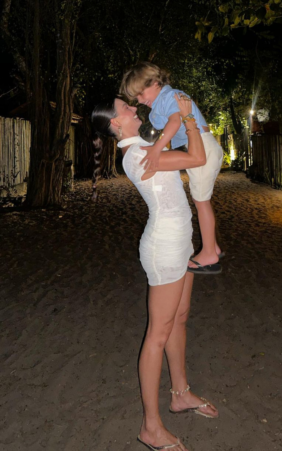 Isis Valverde ao lado da família e noivo no Réveillon 