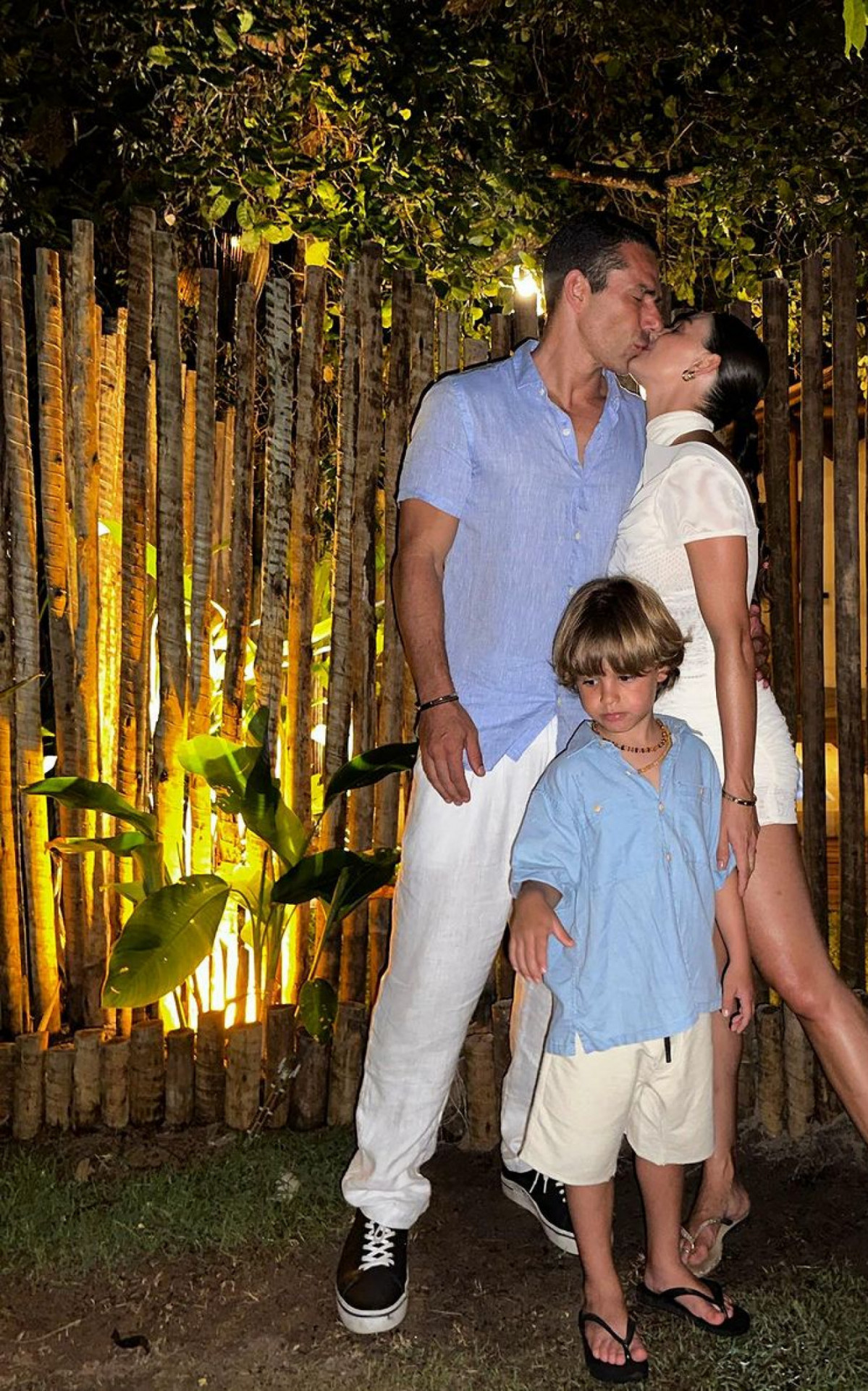 Isis Valverde ao lado da família e noivo no Réveillon 