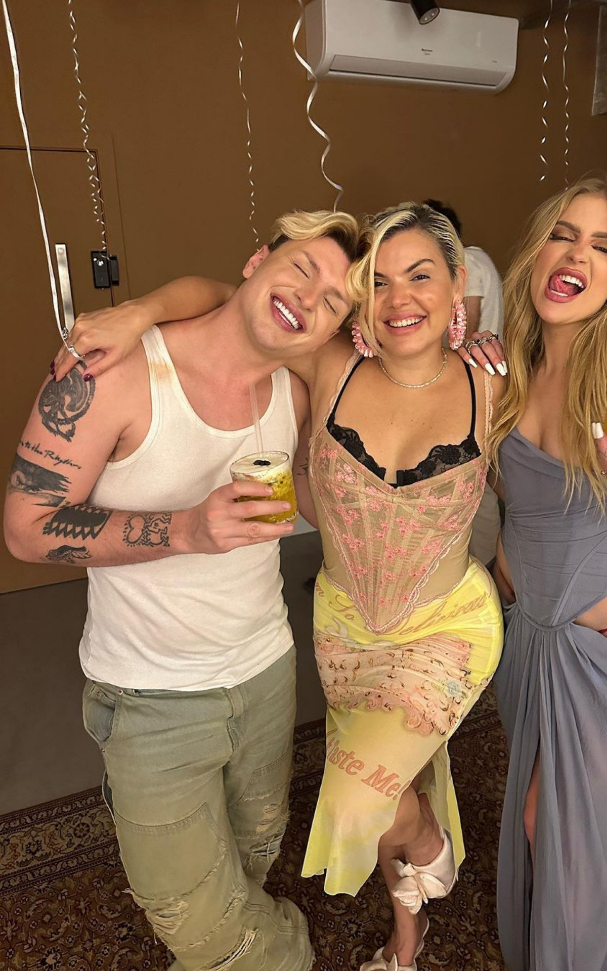 Luísa Sonza compartilha fotos do Réveillon