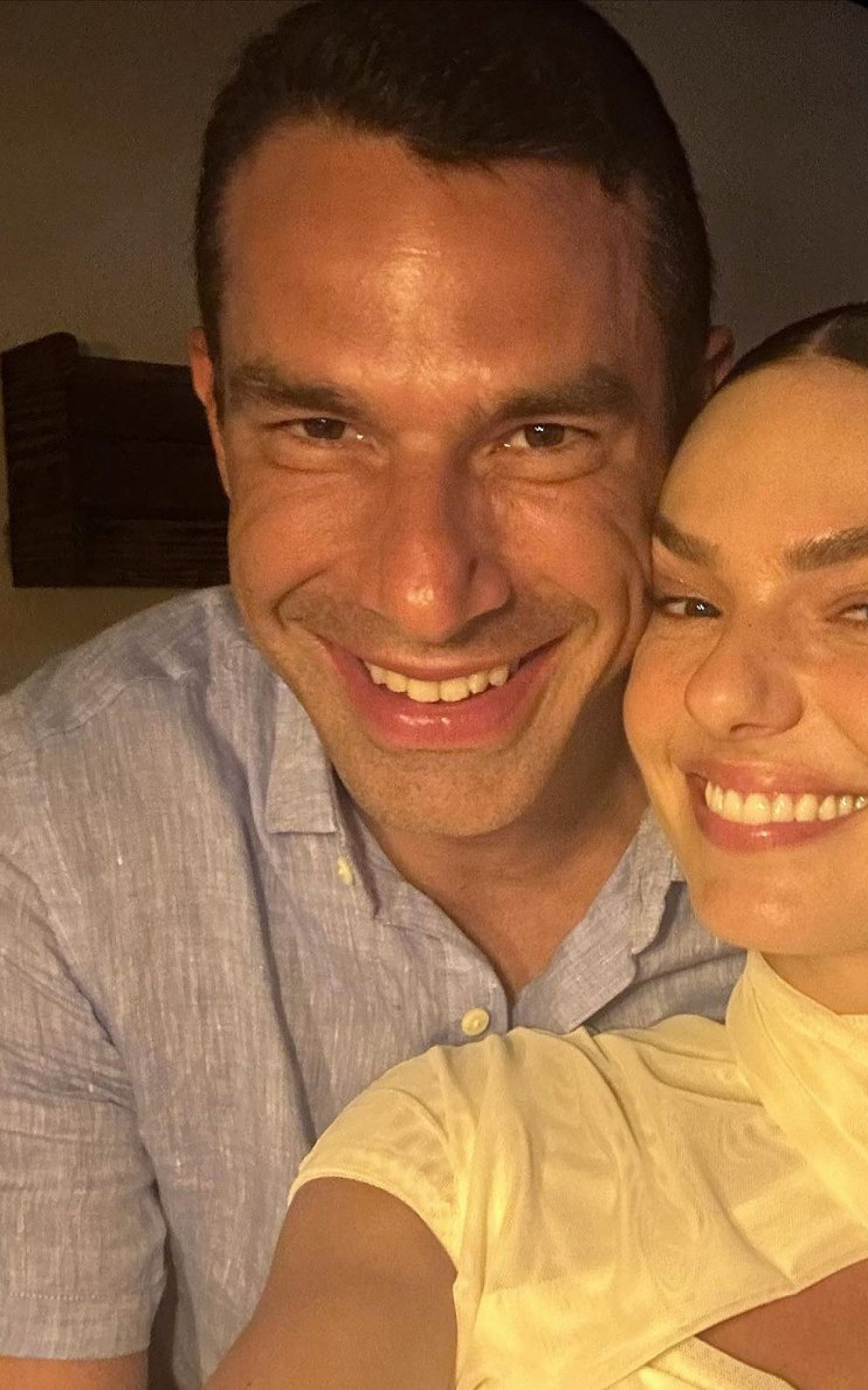 Isis Valverde ao lado da família e noivo no Réveillon 