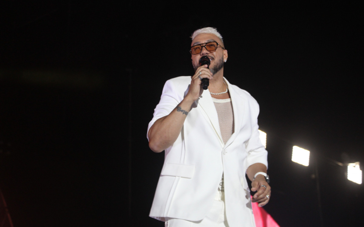 Belo se declara para Gracyanne Barbosa durante Réveillon de Copacabana