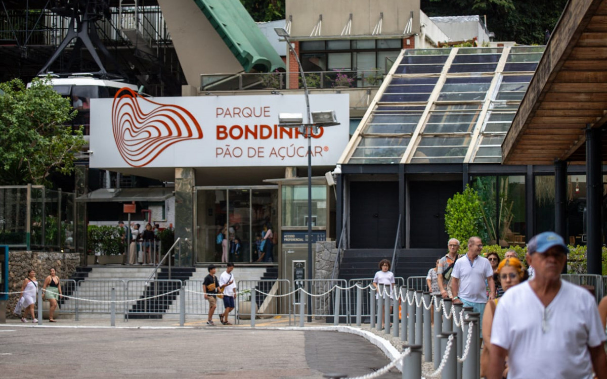 O P&atilde;o de A&ccedil;&uacute;car  e a Praia Vermelha reuniram turistas neste primeiro dia do ano - Renan Areias/Ag&ecirc;ncia O DIA