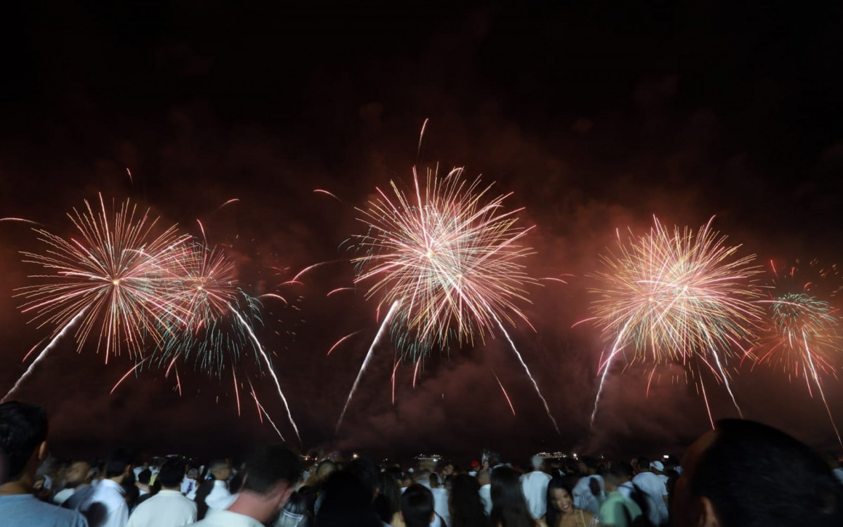 Copacabana iluminada por fogos