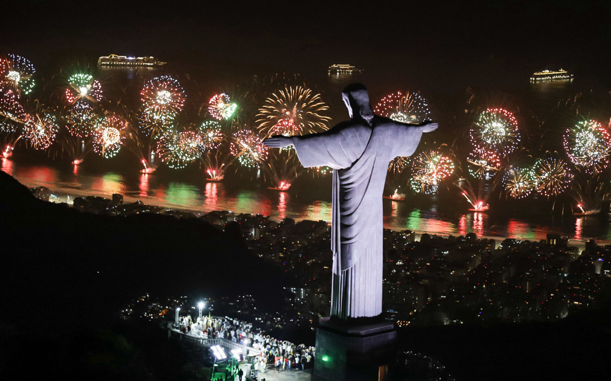 Queima de fogos em Copacabana, na Zona Sul do Rio