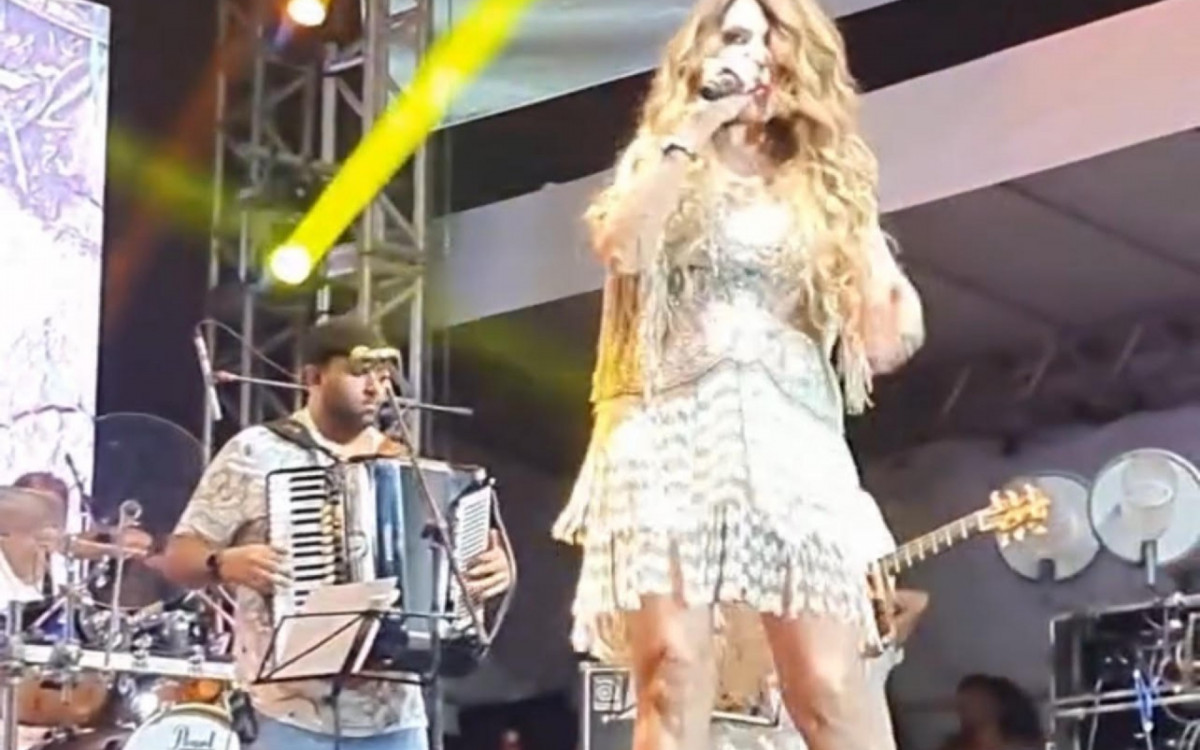 O tradicional show pirotécnico e a performance musical de Elba Ramalho encantaram turistas, moradores e visitantes