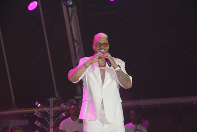 Belo se declara para Gracyanne Barbosa durante show no Réveillon