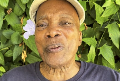 Com flor na cabeça, Milton Nascimento grava mensagem de Ano Novo