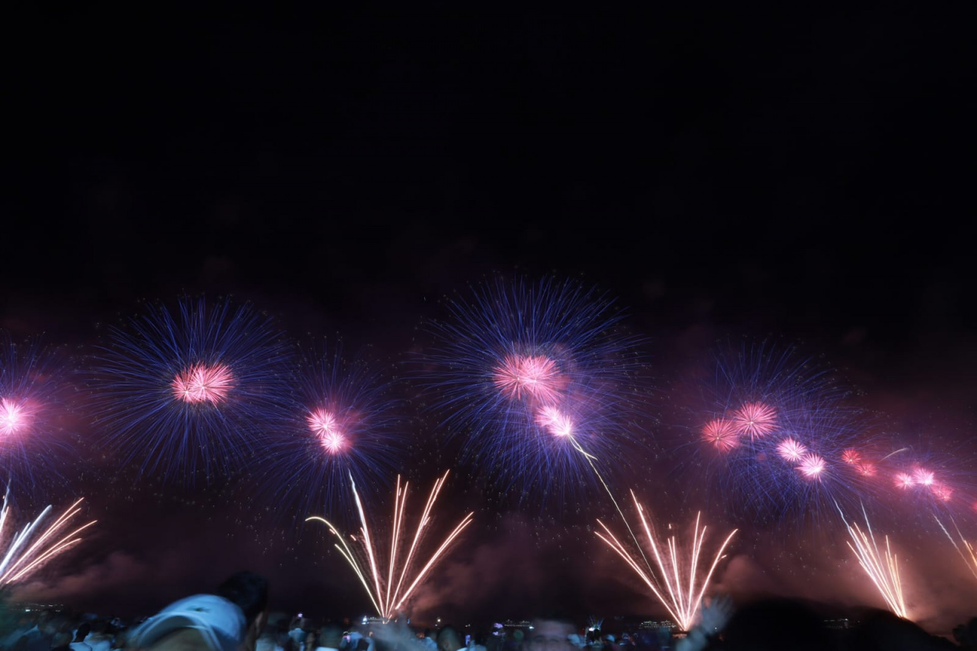 Espetáculo de luzes sobre Copacabana marca o Réveillon - Foto: Renan Areias/Agência O Dia