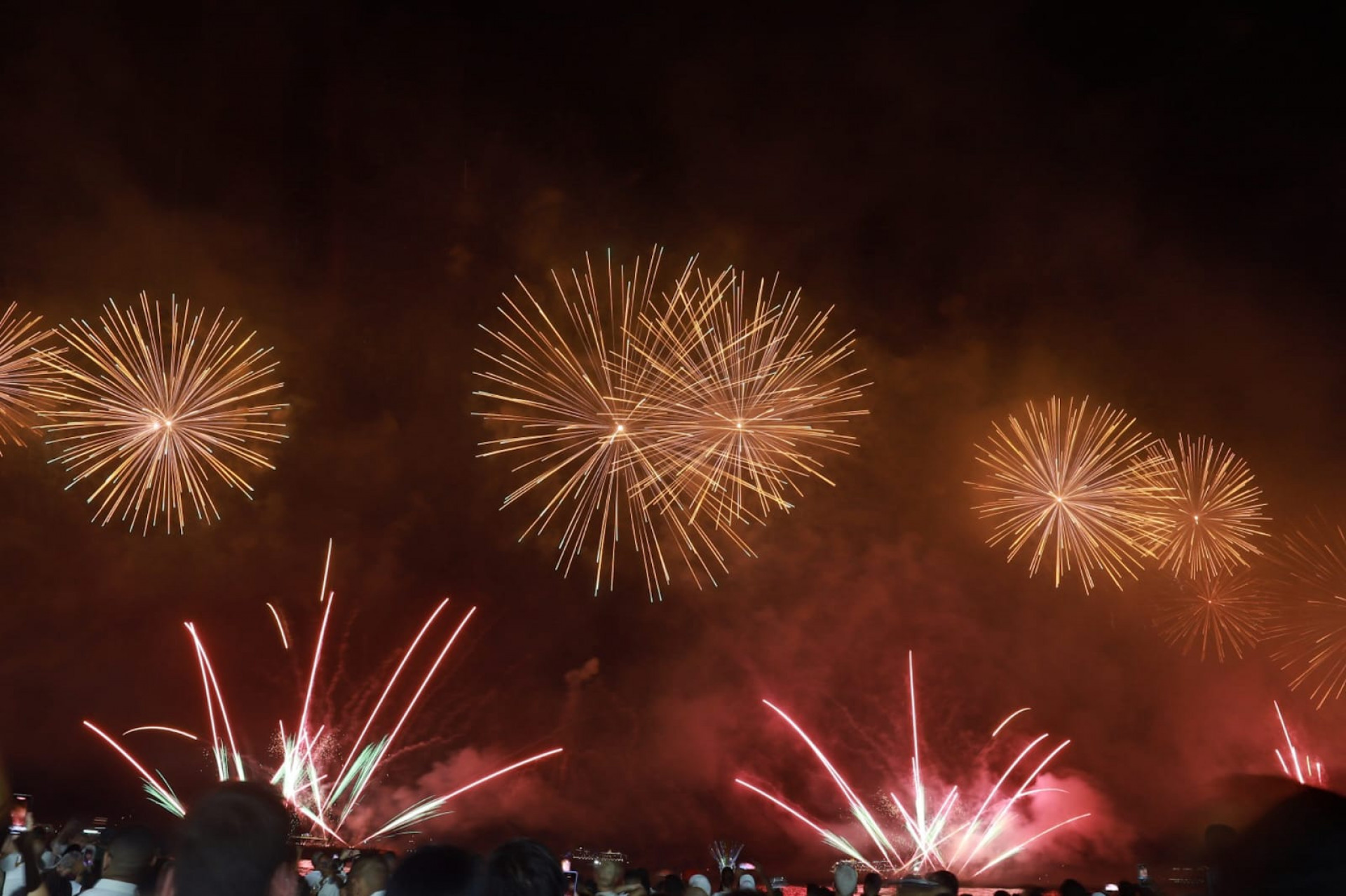 Fogos iluminam céu de Copacabana - Foto: Renan Areias/Agência O Dia
