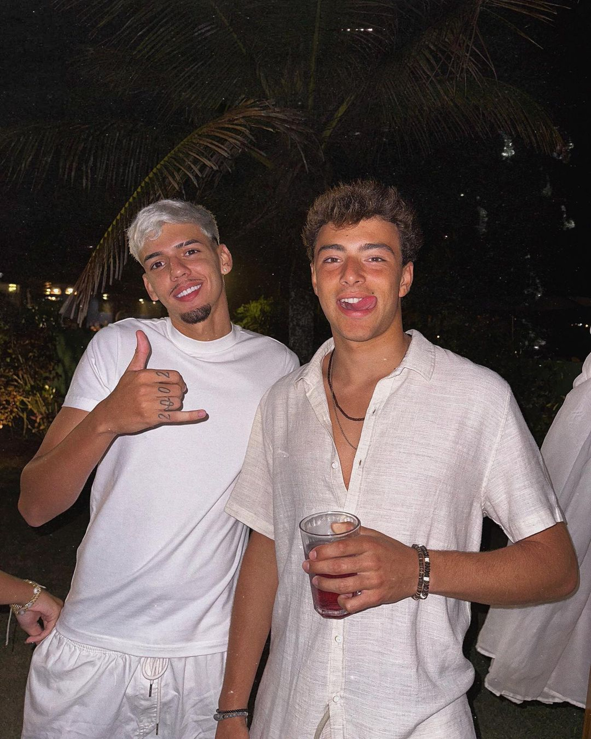 Mel Maia curte o Réveillon em clima de romance com o surfista João Maria Pereira - Reprodução Internet