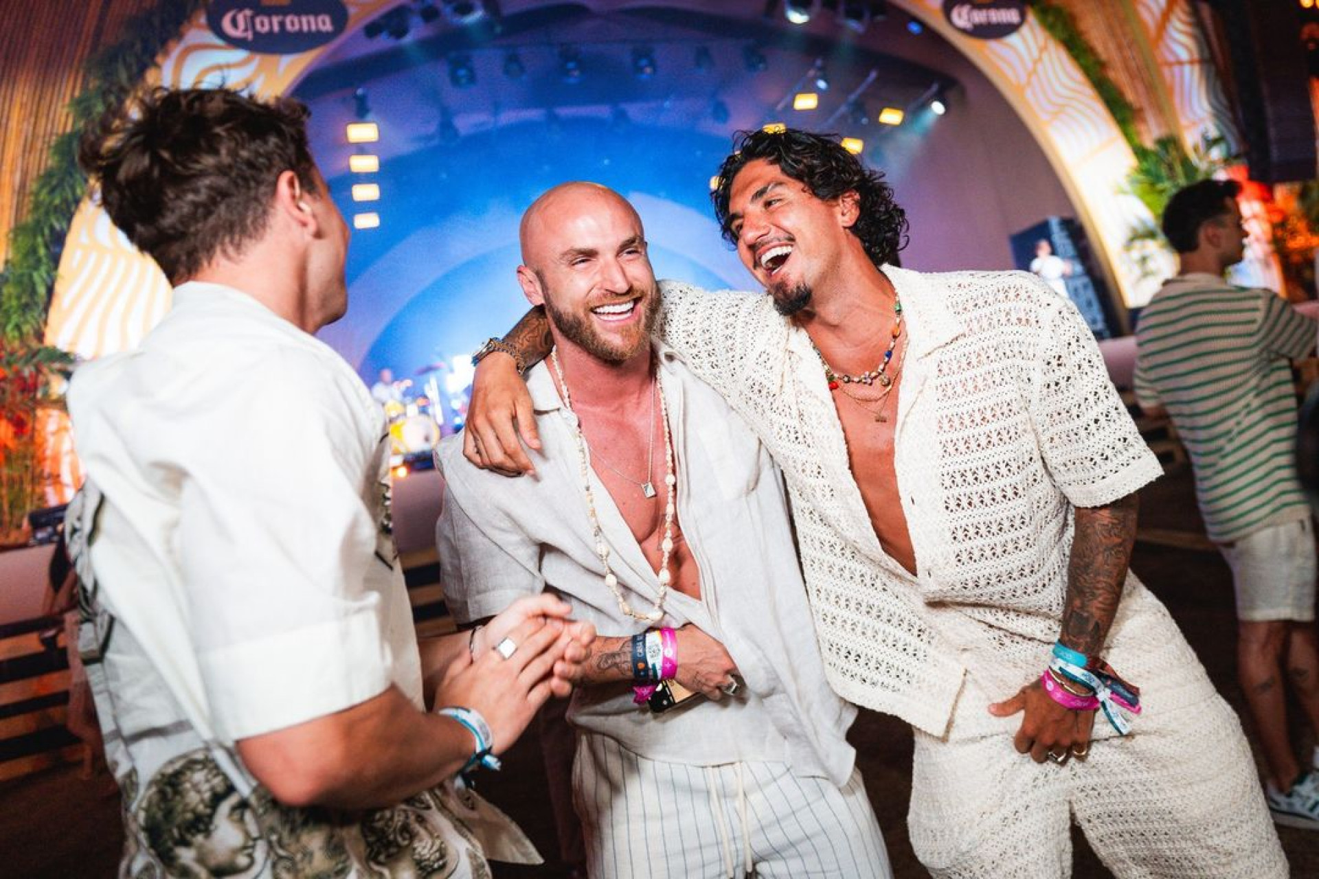 Gabriel Medina com amigos em Pernambuco - Reprodução Internet / @reveillon.amore